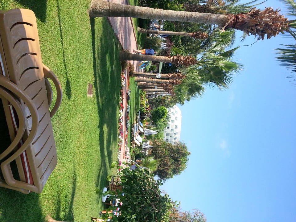 Alejka w kierunku budynków D i E Lonicera Resort & Spa Hotel