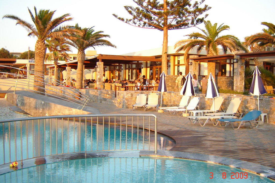 Blick auf den Pool und die Restaurantterrasse allsun Hotel Malia Beach