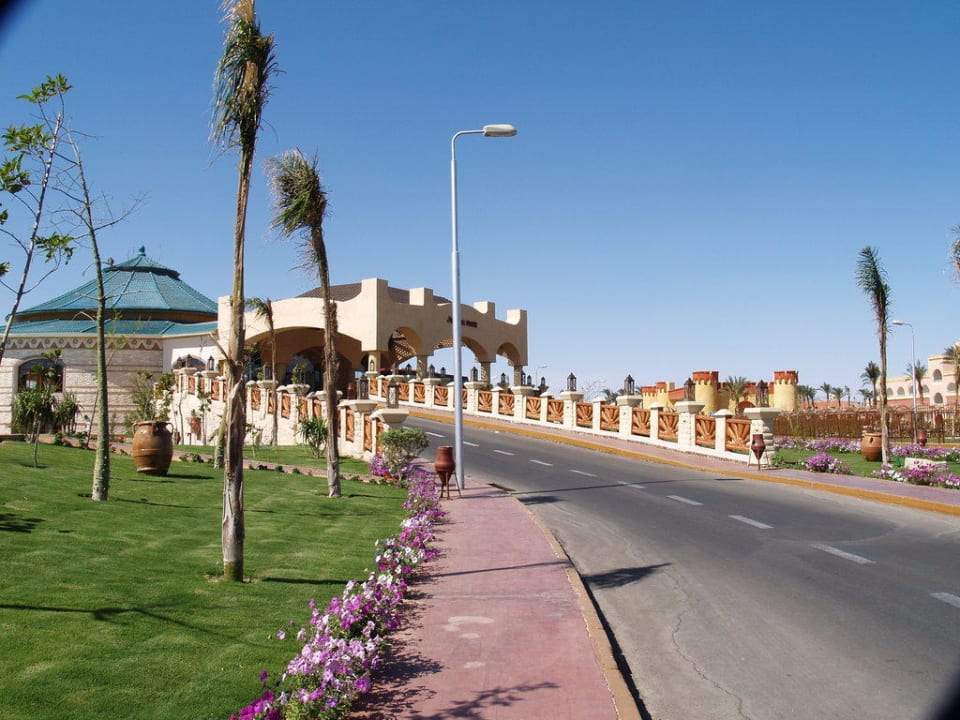 Zufahrt Pickalbatros Jungle Aqua Park Resort - Neverland Hurghada
