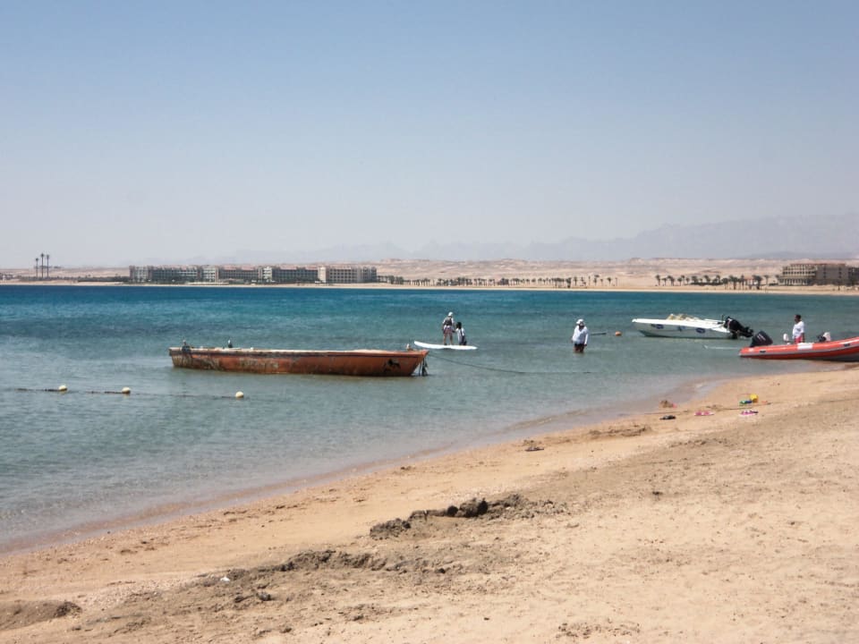 Neben dem Hotelstrand rechts Old Palace Resort Sahl Hasheesh