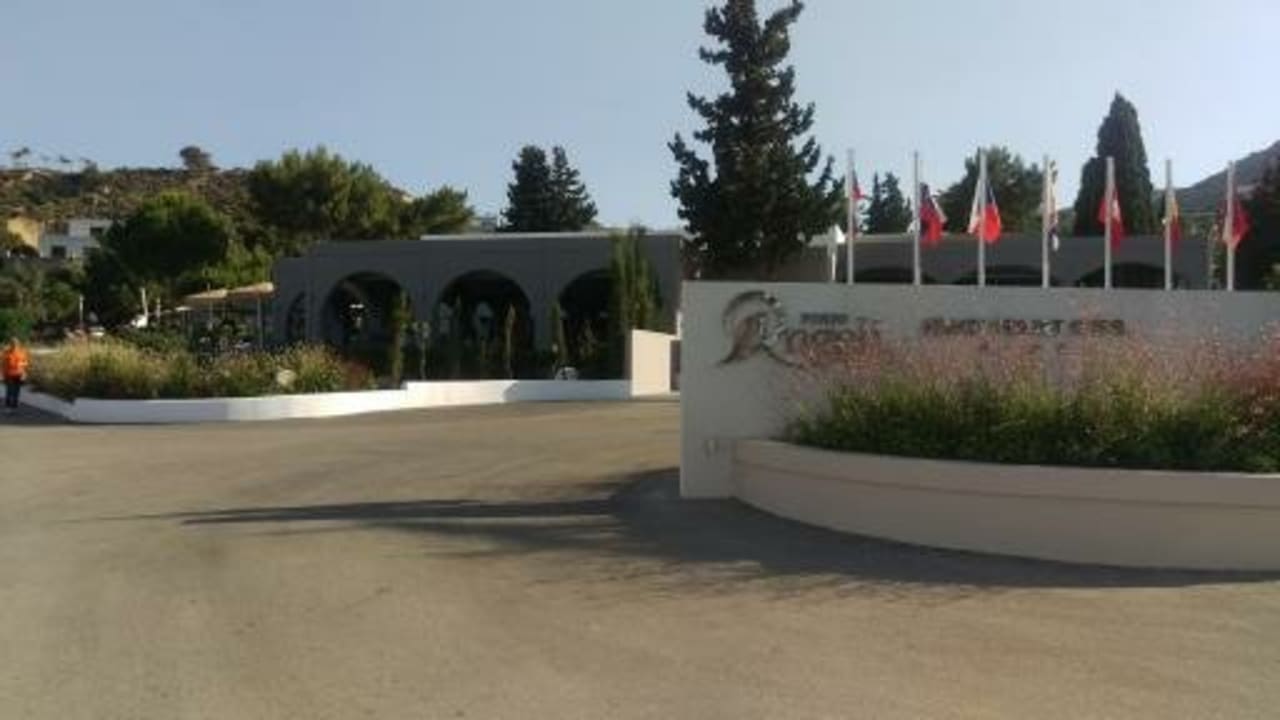 Einfahrt, links Nautilus Strandbar alltoura Club Hotel Porto Angeli Beach Resort