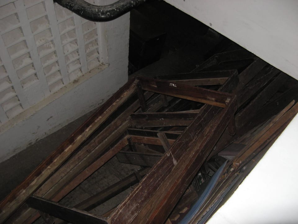 Alte Tische hinter dem Personaleingang PrideInn Flamingo Beach Resort & Spa