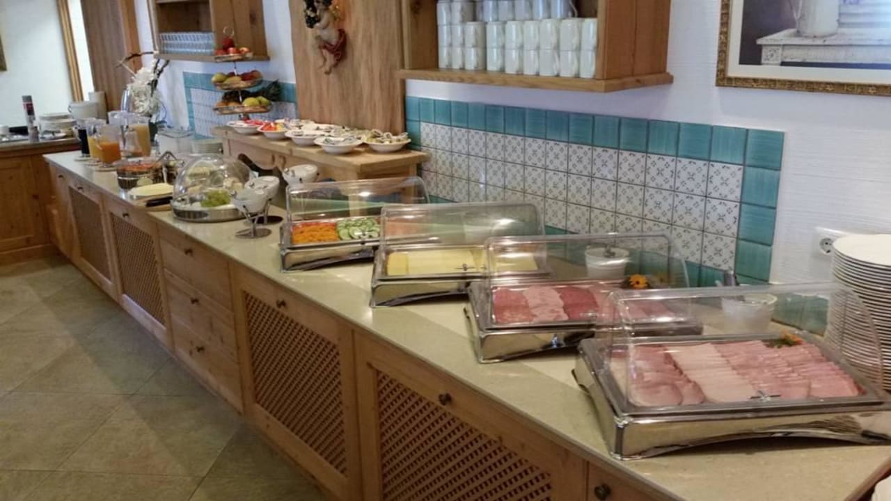 Teil des Frühstückbüffets Hotel AlpenSchlössl