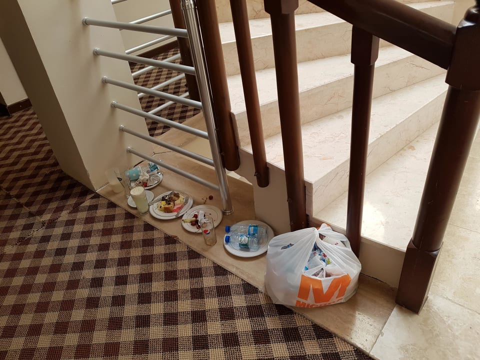 Essensreste vor den Zimmern. Nerton Hotel - Erwachsenenhotel ab 16 Jahren