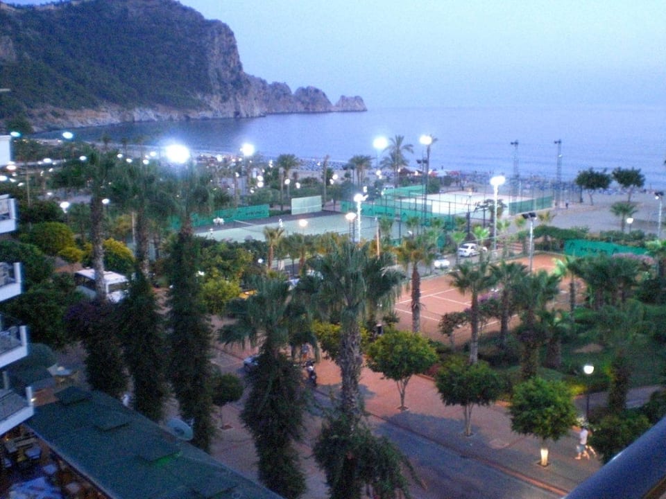 Ausblick von der Dachterrasse am Abend Gardenia Hotel