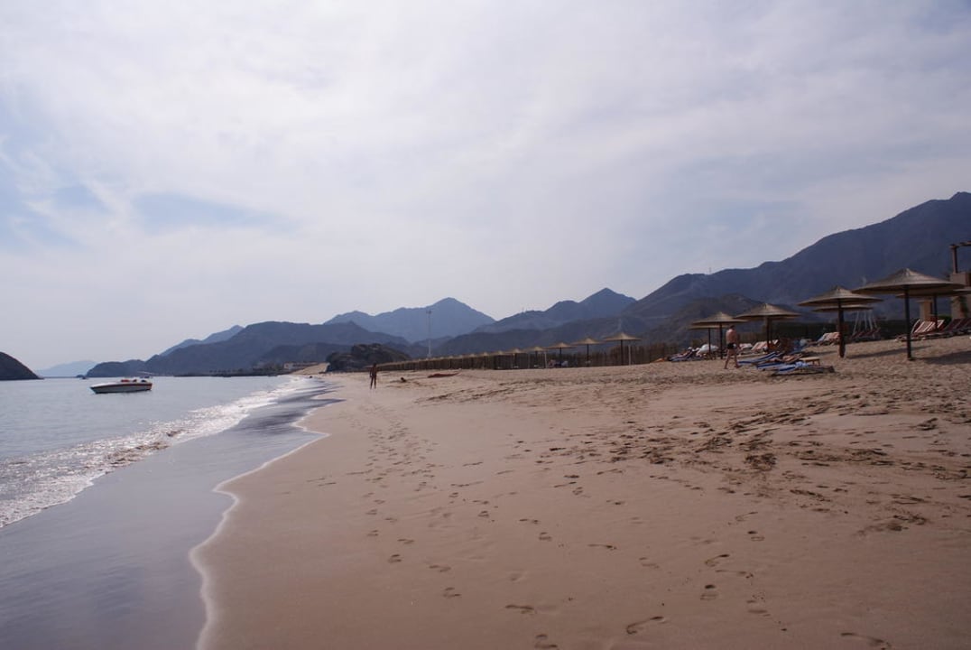 Strand mit Gebirge Miramar Al Aqah Beach Resort