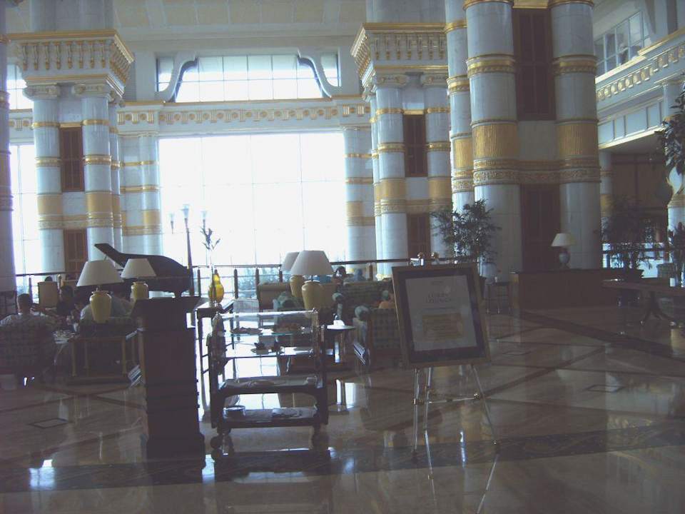 Blick in die Lobbyhalle The Empire Hotel & Country Club