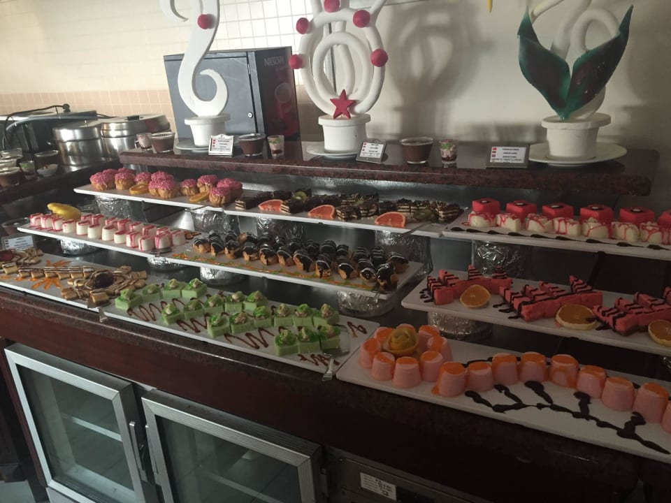 Auswahl an ziemlich süßen Nachspeisen Gardenia Hotel