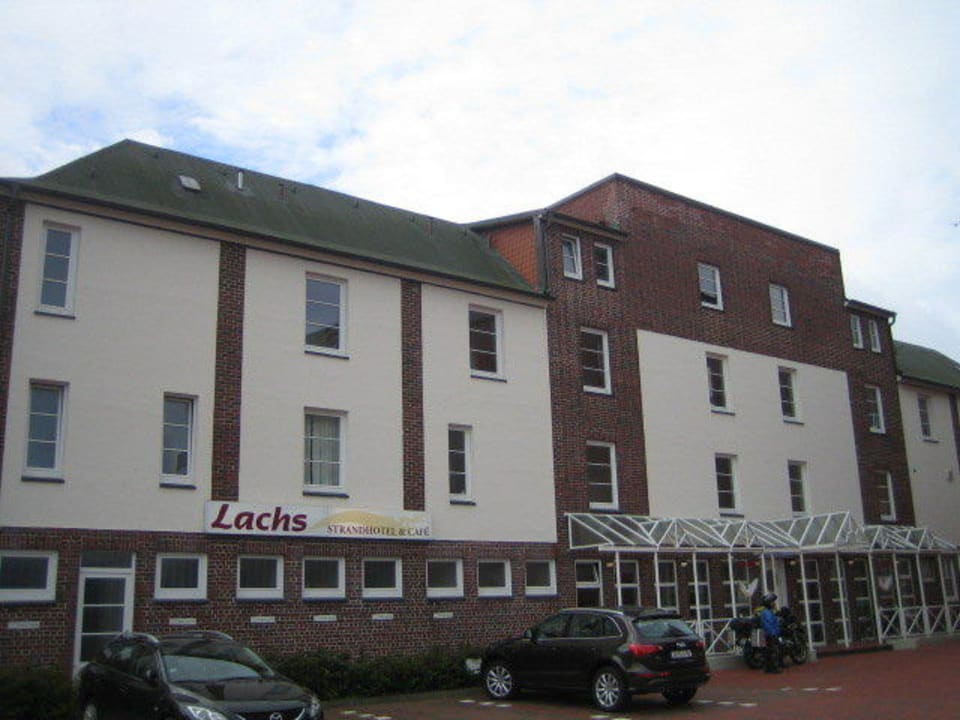 Hotel von der Parkplatzseite Akzent Strandhotels Seestern, Delphin & Lachs