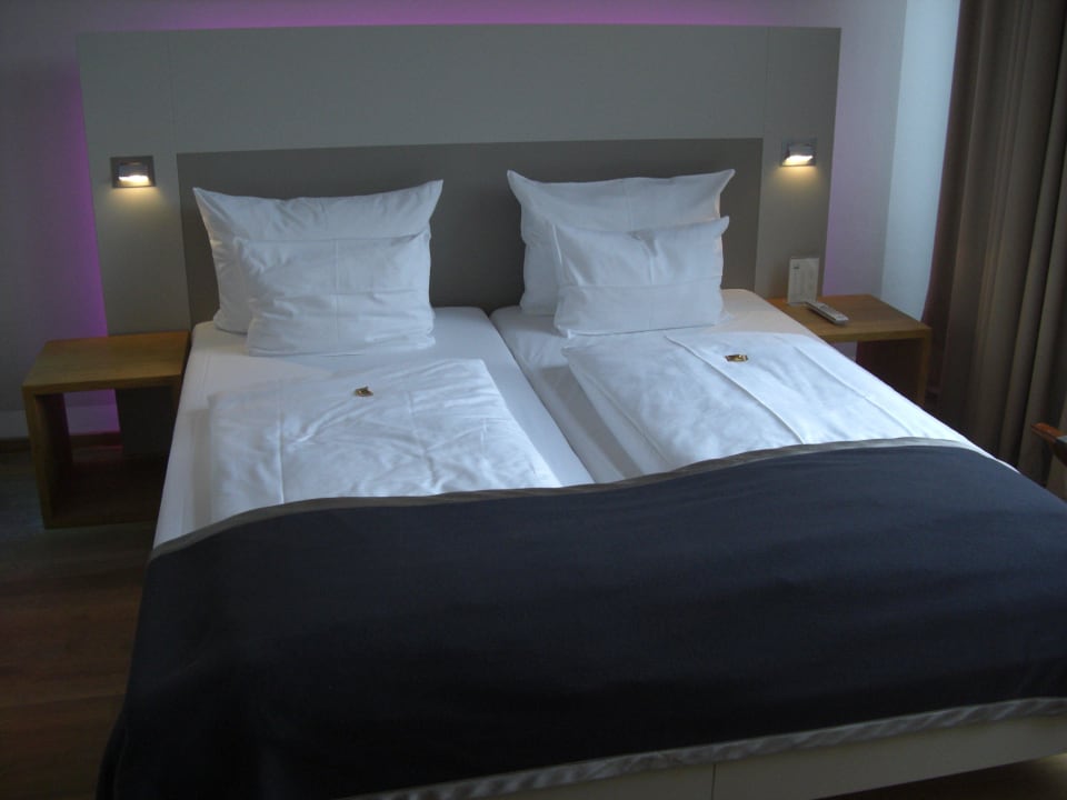 Bett im Deluxe-Zimmer Qube Hotel Heidelberg