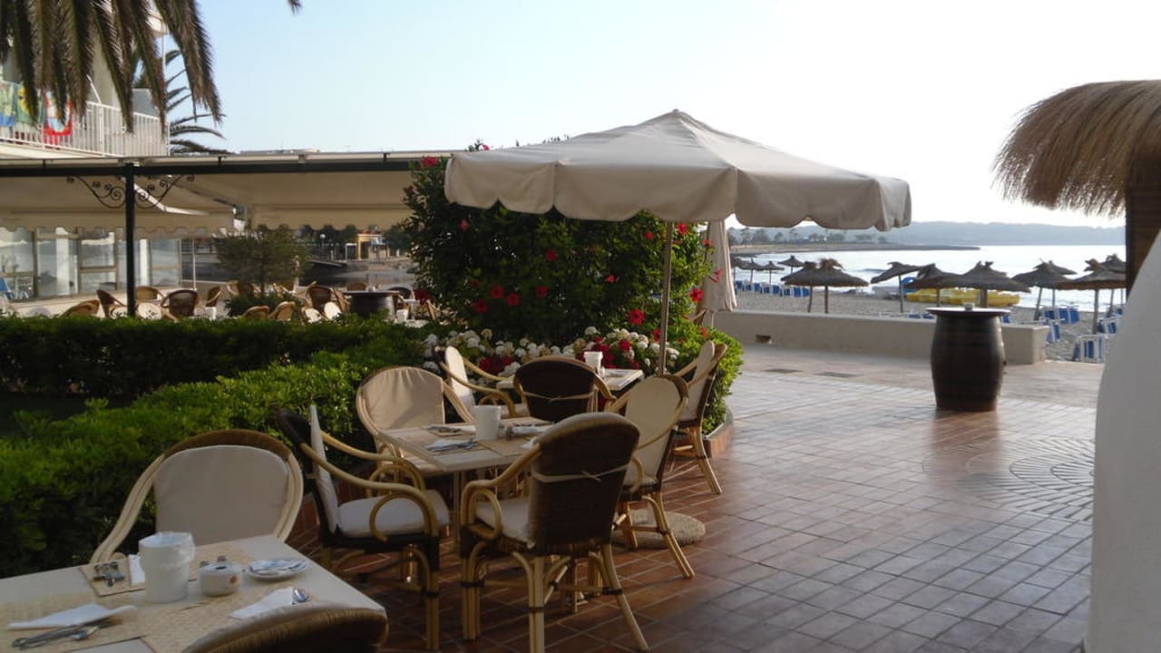 Frühstück und Abendessen Terrasse Hotel Club S'Illot