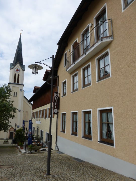 Blick von oben auf Hotel und angrenzenden Gasthof Landhotel Jägerstöckl