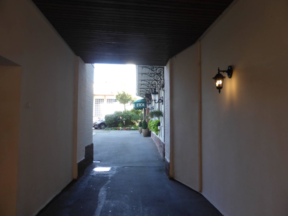 Durchfahrt zum Innenhof Hotel Etol