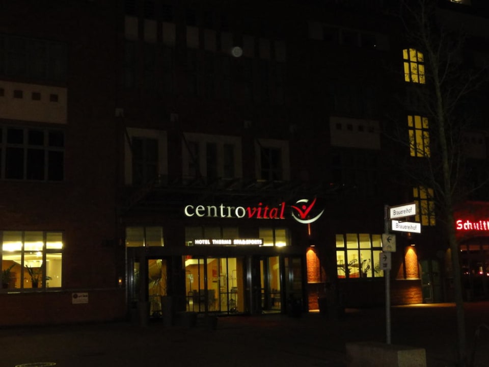 Eingangsbereich bei Nacht centrovital Hotel Berlin