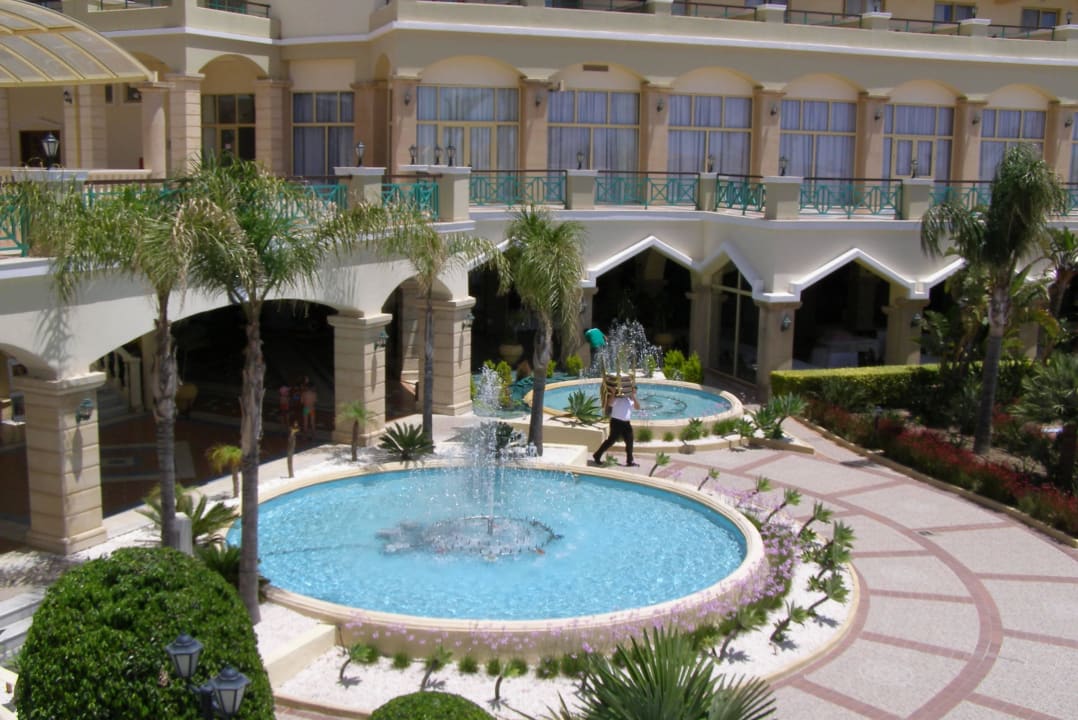 Springbrunnen vor dem Hauptrestaurant Lindos Princess Beach Resort & Spa