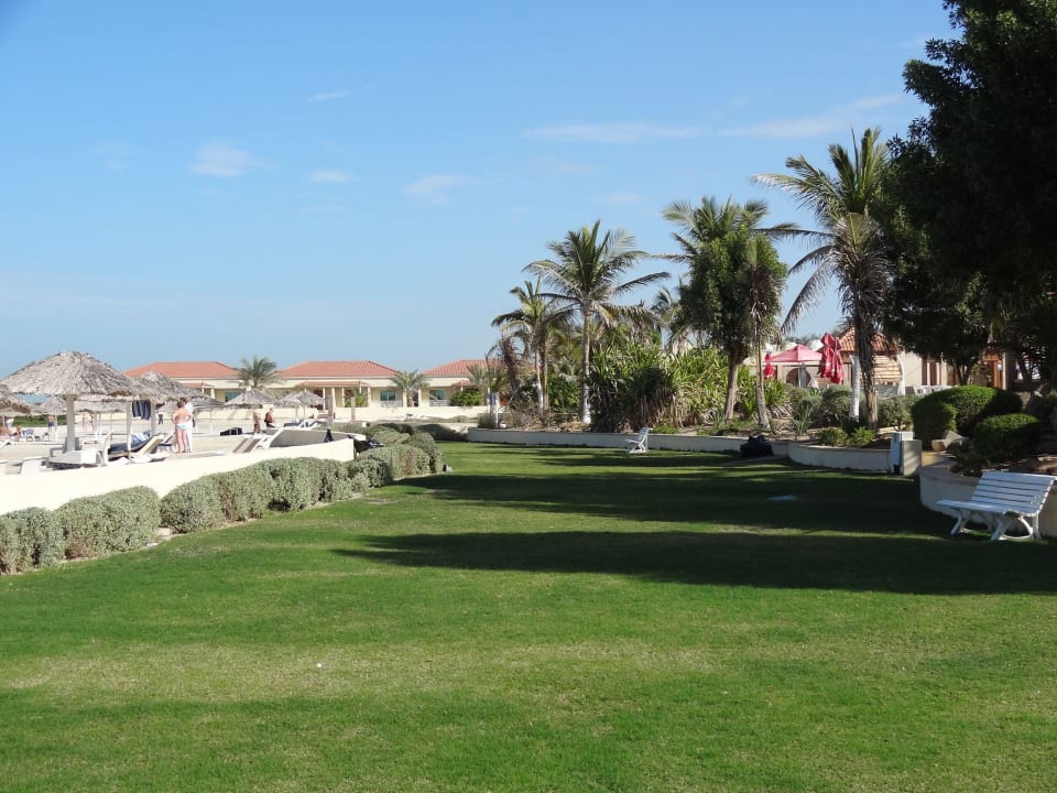 Strand mit Liegewiese Umm Al Quwain Beach Hotel