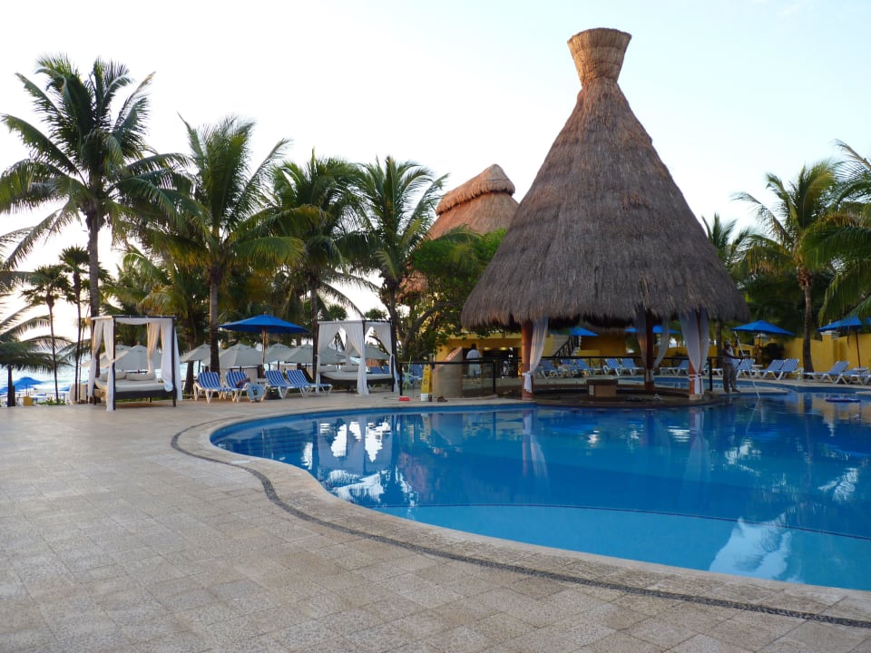 Pool mit Bar The Reef Playacar