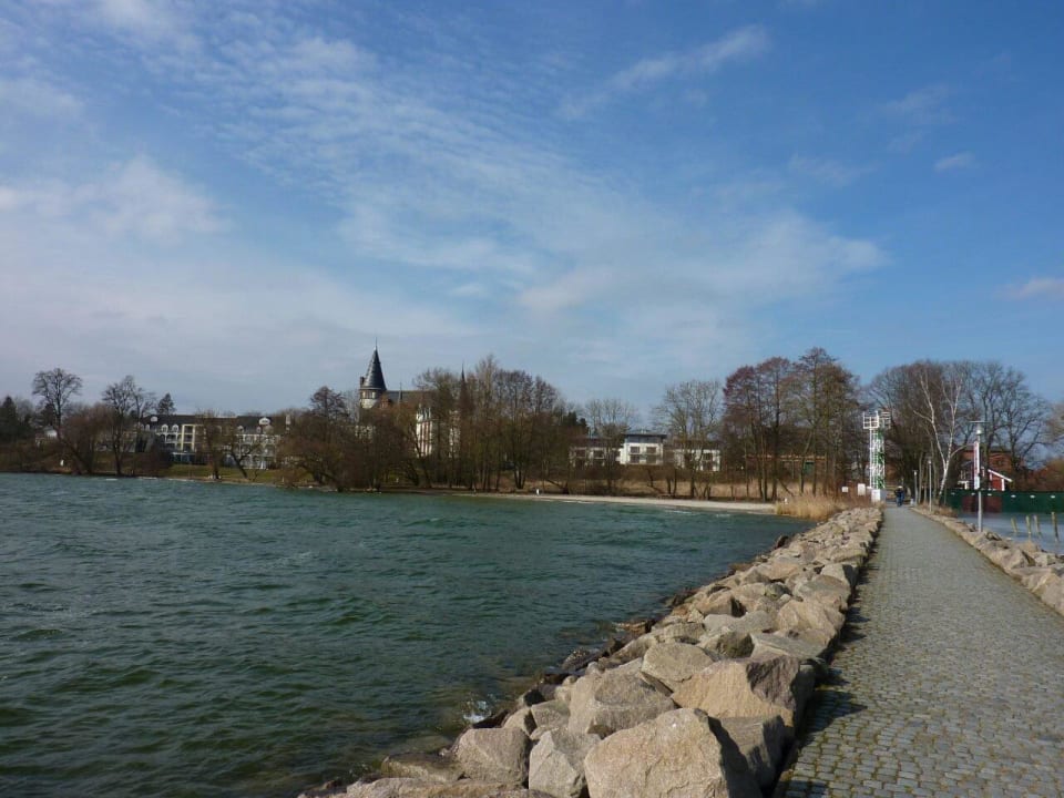 Blick vom kleinen Yachthafen Seehotel Schloss Klink
