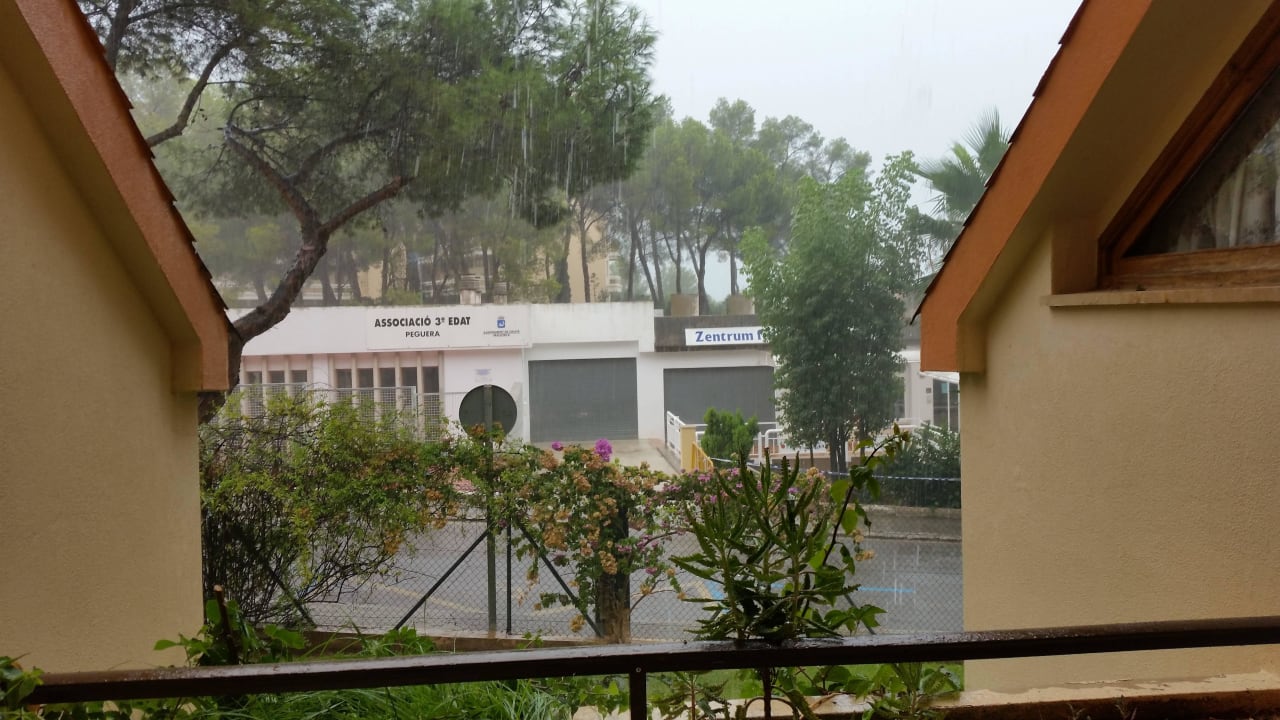 Vom Balkon in der untersten Etage Valentin Somni Hotel & Suites