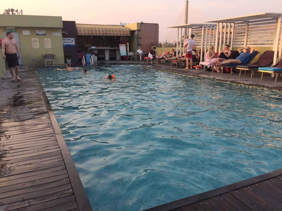 Dachpool mit Bar und kleinem Liegenbereich Nouvo City Hotel