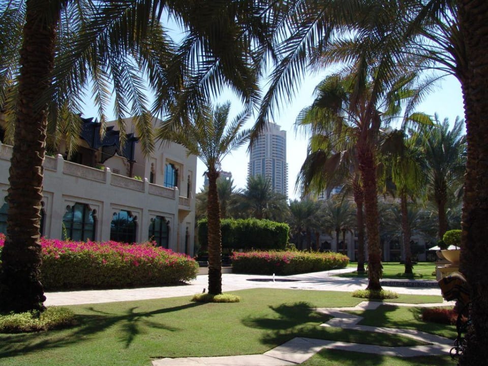 Park beim Pool im Palace One&Only Royal Mirage Resort Dubai at Jumeirah Beach