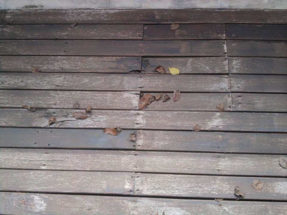 Holzdielen am Pool - mit Loch Hotel AKA Resort Hua Hin