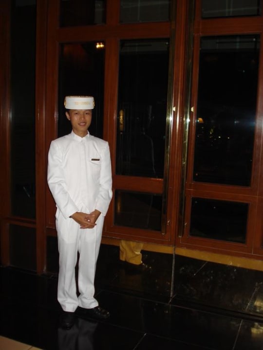 Bellboy am Eingang Hotel The Peninsula Bangkok