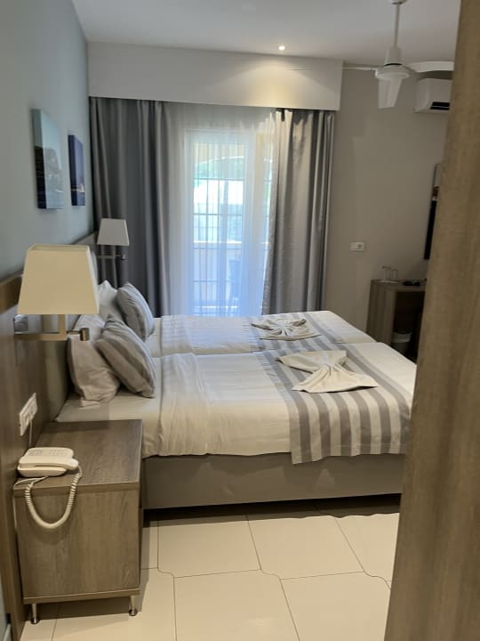 Zimmer Acharavi Beach Hotel