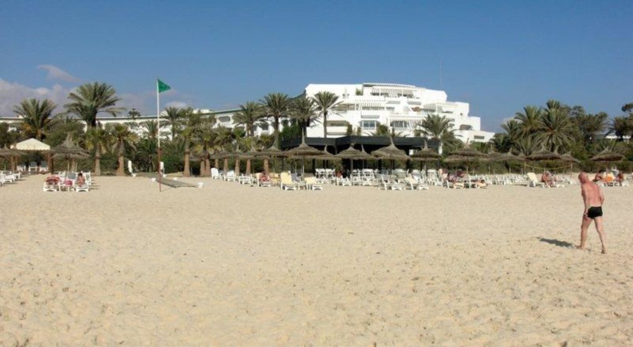 Blick vom Strand zum Hotel Oceana Hotel & Spa