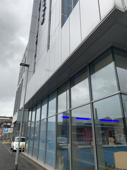 Außenansicht Travelodge Manchester Central Arena