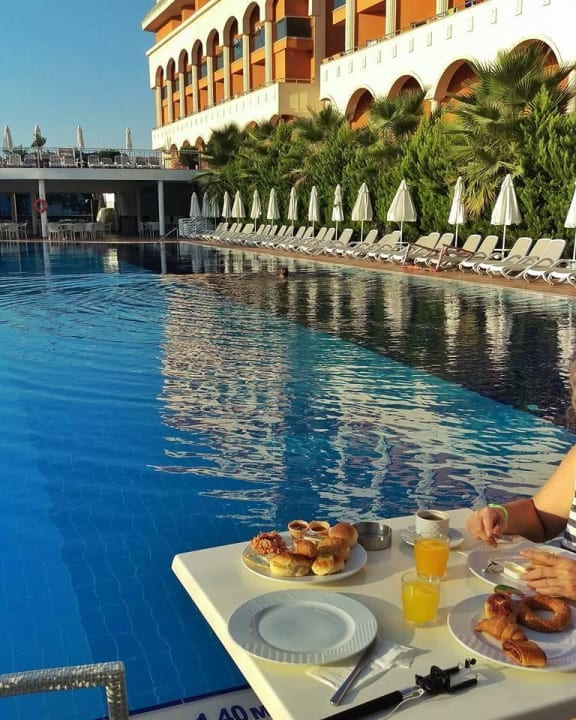 Frühstück am Pool Dream World Resort & Spa