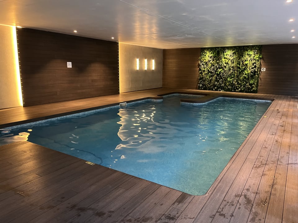 Pool Valentin Reina Paguera