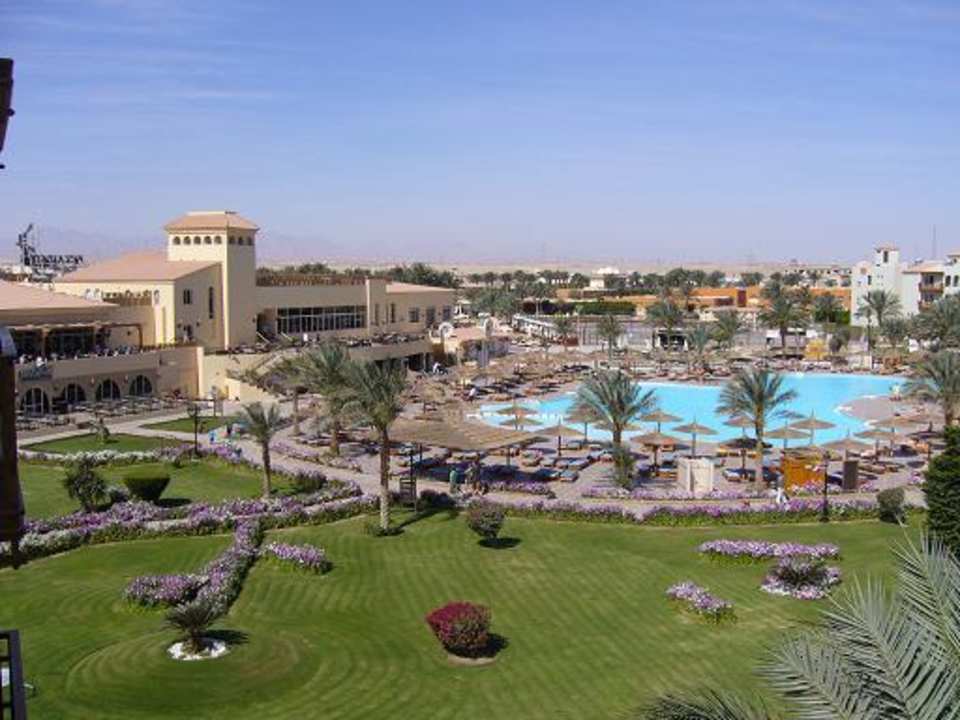 Blick vom Zimmer auf das Hauptgebäude & den Pool Pickalbatros Dana Beach Resort - Hurghada