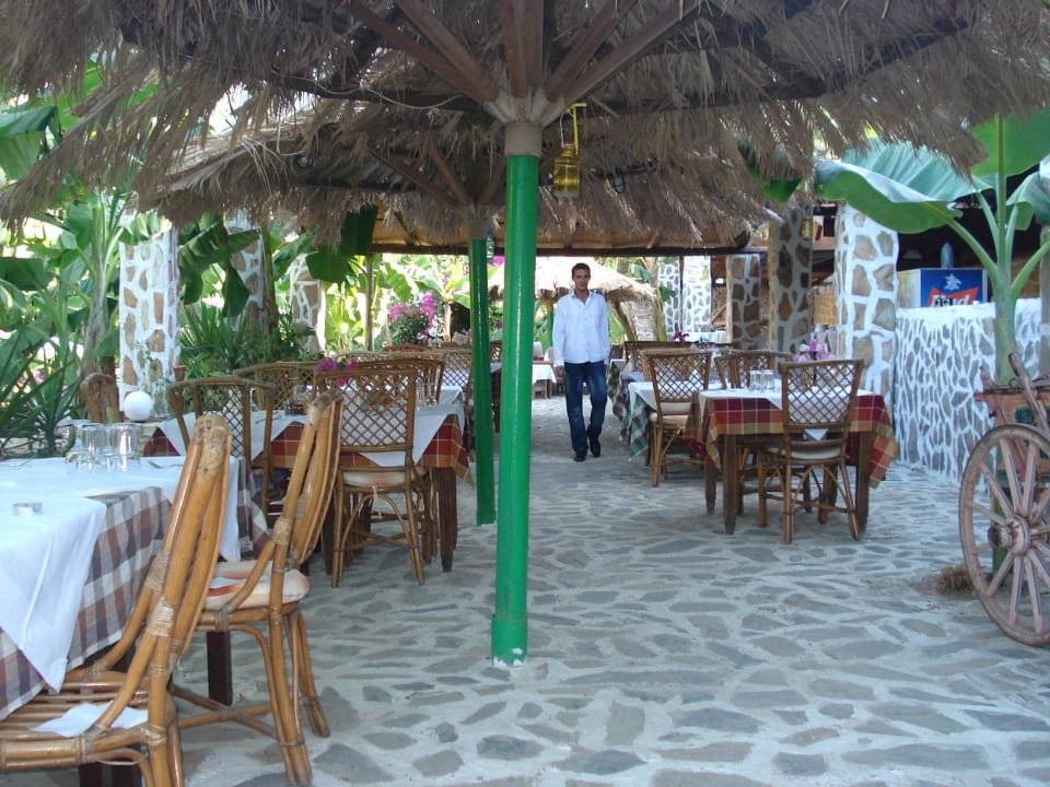 Restaurant mit einem der netten Kellner Stone Village Petrino Horio