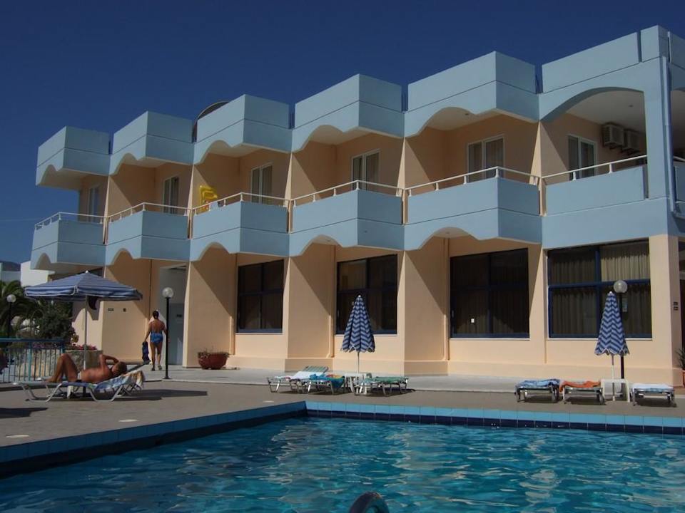 Pool und Hotelgebäude mit Speisesaal Hotel Kathrin Beach