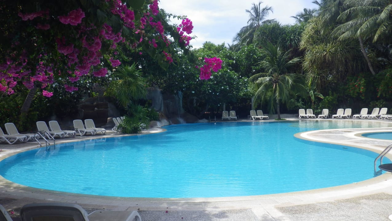 Einer der drei öffentlichen Poolanlagen Kuramathi Maldives