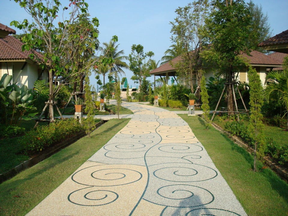 Weg von der Rezeption zum Strand Baan Khaolak Beach Resort
