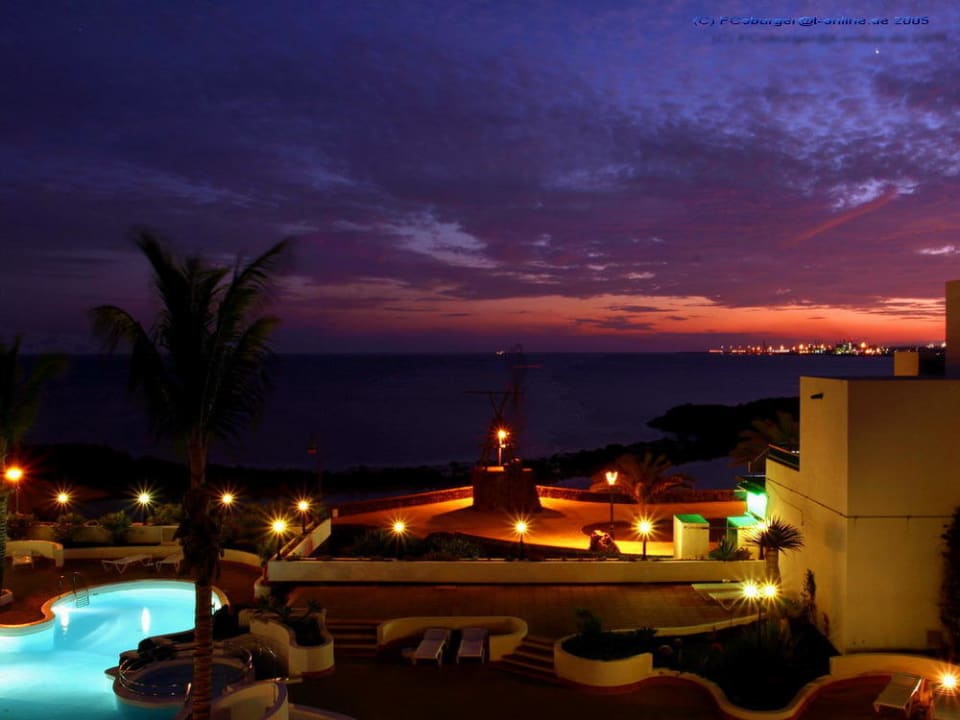 Neptuno bei Nacht Neptuno Suites - Adults only