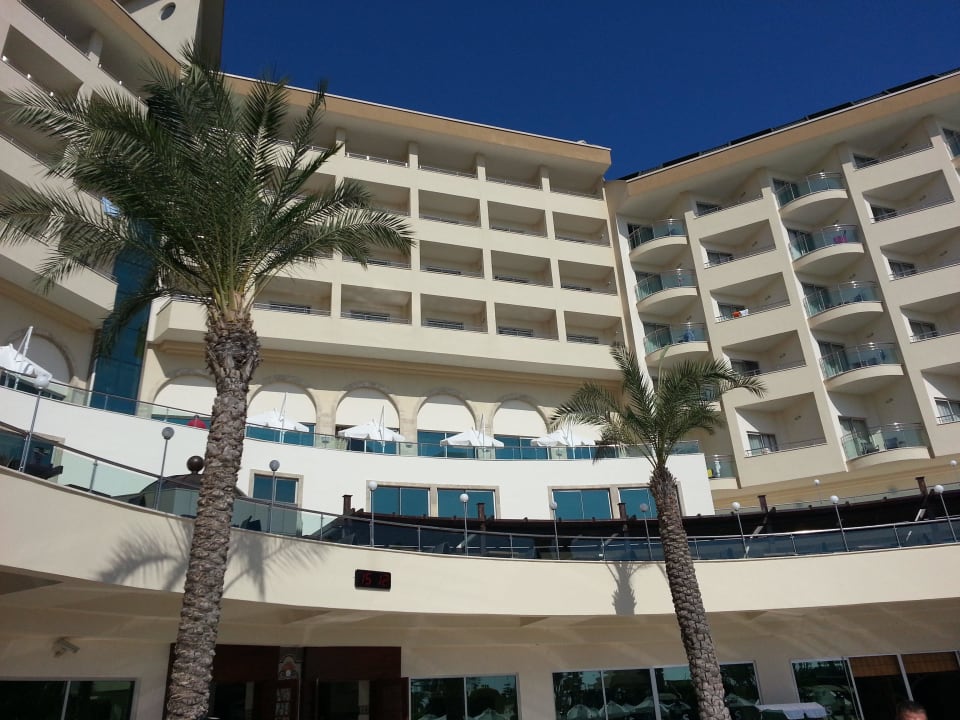 Vom Garten Richtung Hotel geschaut Saphir Resort & Spa