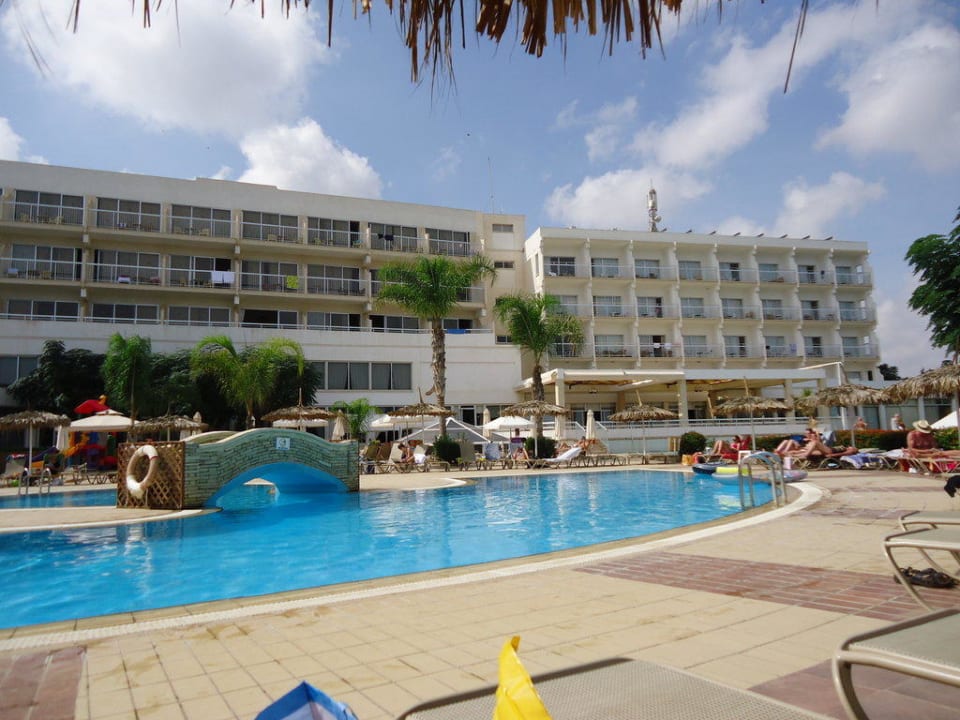 Ansicht vom Pool Pernera Beach Hotel