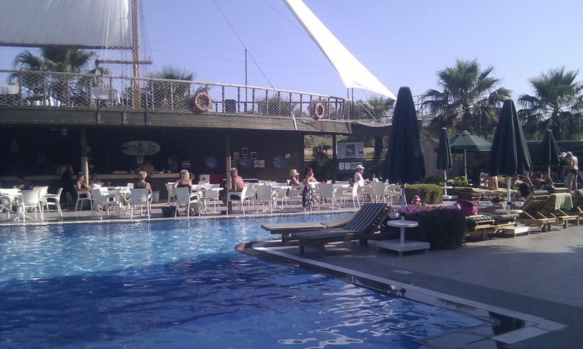 Poollandschaft mit Poolbar Can Garden Resort