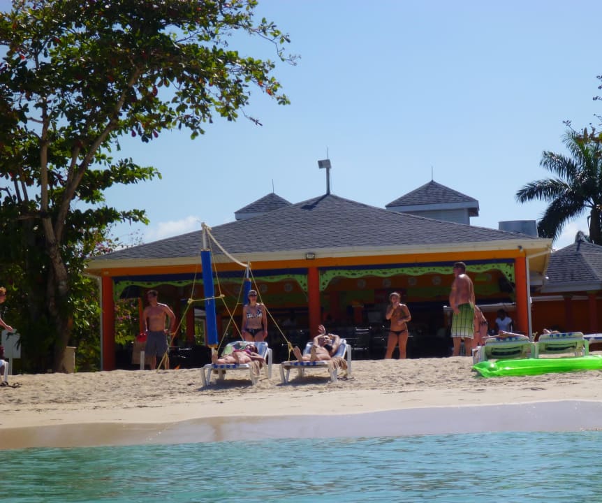Bar/Restaurant vom Strand aus fotografiert Hotel Grand Pineapple Beach Negril