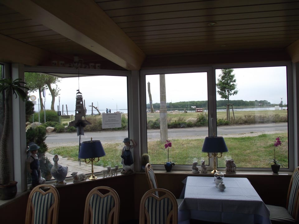 Wintergarten/ Restaurant (Blick zur Halbinsel Wustrow) Hotel Haffidyll