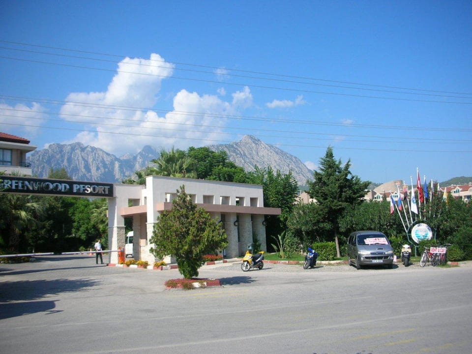 Eingang mit Taurus-Gebirge im Hintergrund Greenwood Kemer Resort
