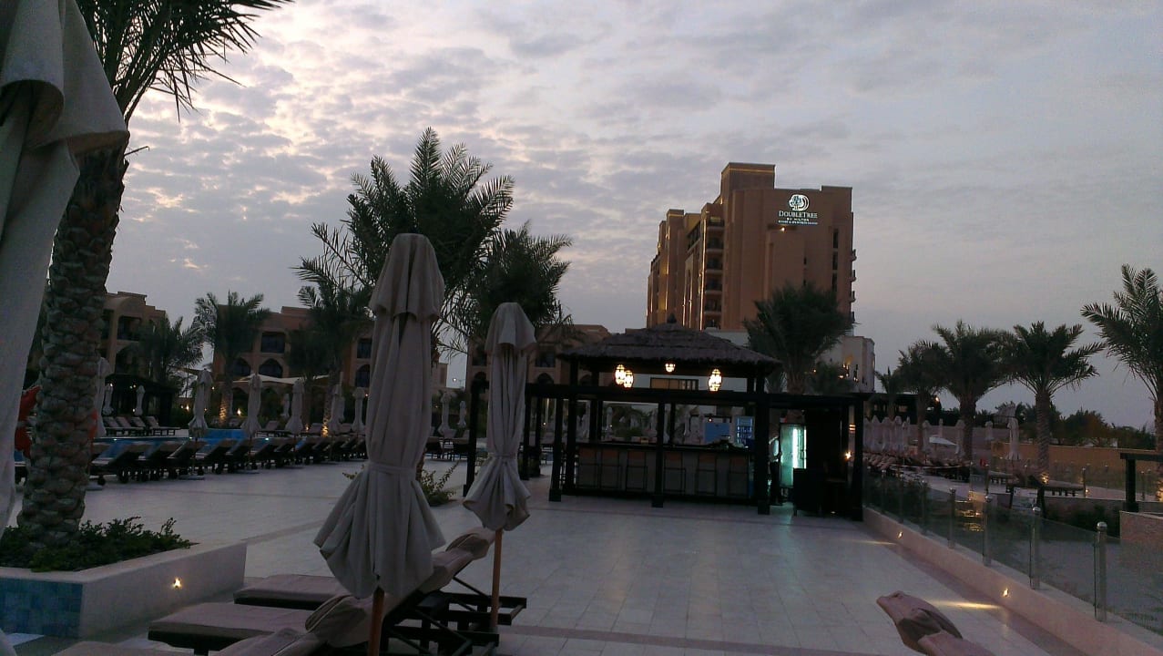 Mit Blick auf das Hauptgebäude DoubleTree by Hilton Resort & Spa Marjan Island