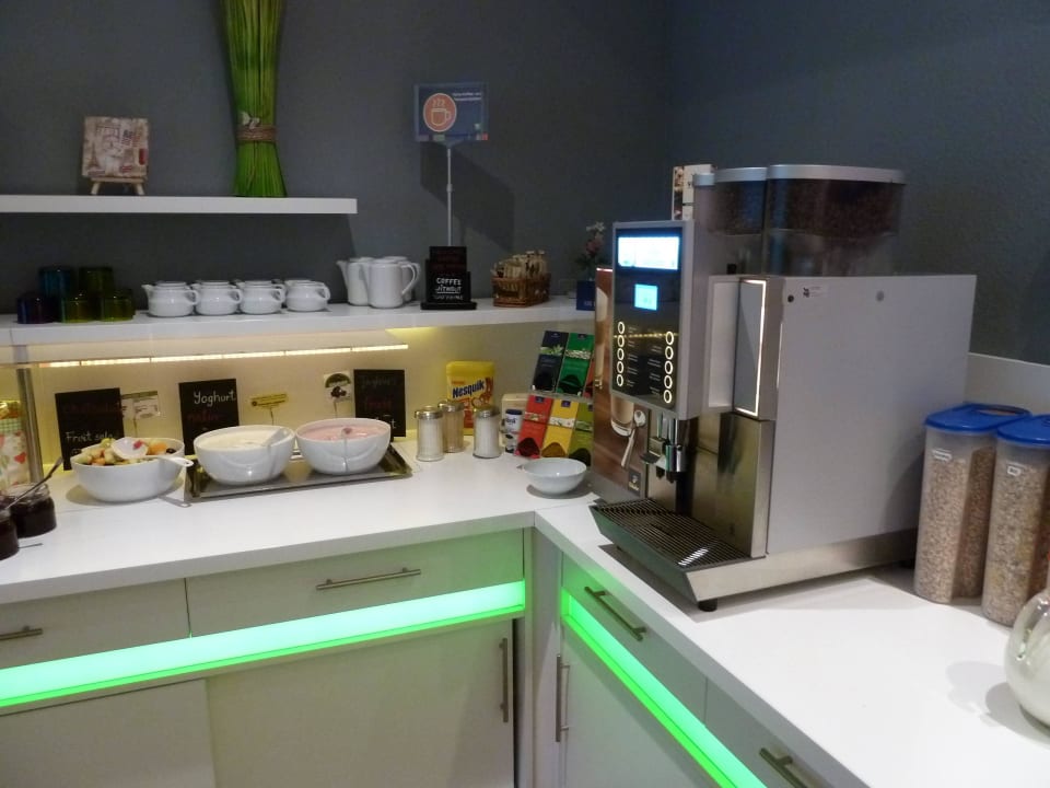 Am Frühbüffet greet Berlin Alexanderplatz