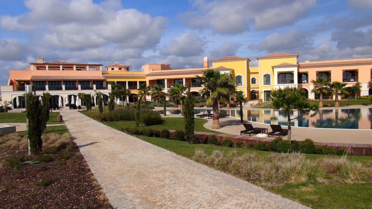 Hotel Cascade von Garten aus linker Teil Cascade Wellness Resort