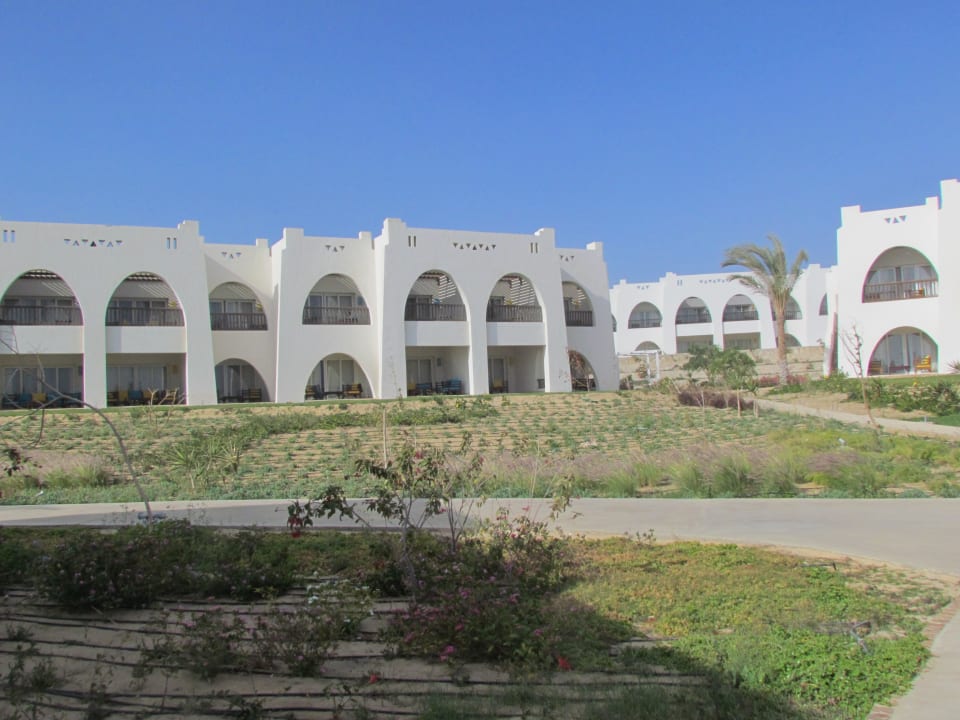 Widok budynków hotelowych Hilton Marsa Alam Nubian Resort
