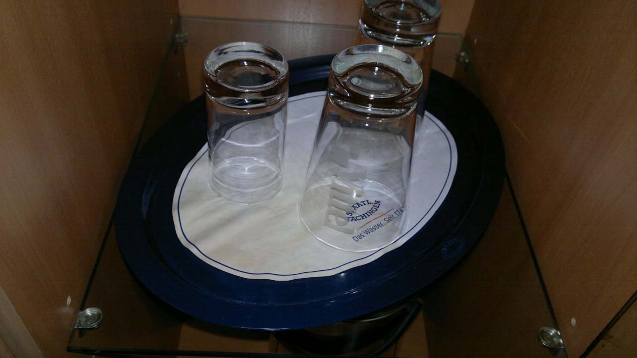 Schmutzige Gläser auf dreckigem Papier im Schrank Leonardo Hotel Düsseldorf Airport - Ratingen