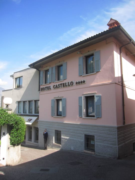 Blick auf Hoteleingang von der Zufahrtsstraße Hotel Castello Lake Front